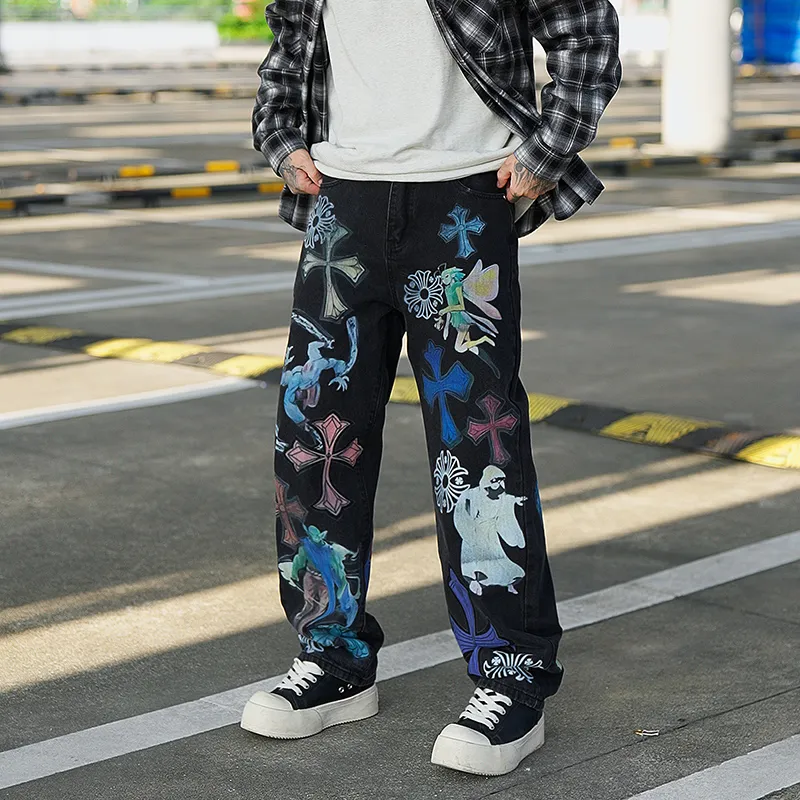 P300 💰 (top version) chrome hearts ss25 black elf print jeans. Styles with different wash textures, very friendly to people with thin legs and thick legs. The slightly flared version is very flattering to the leg shape. The moderate length will never go out of style. It can be matched easily and casually. It is the basis of various styles. It is a must-have in the wardrobe! The fabric is stiff but also makes the upper body soft without losing texture. The washing process is even more perfect. It is a must-have item for everyone! ! !  Color: black Size: 30-32-34-36 30 32 34 36 Waist circumference 80 85 90 95 Sitting circumference 105 110 115 120 Foot opening 46 47 48 49 External length 102 103 104 105